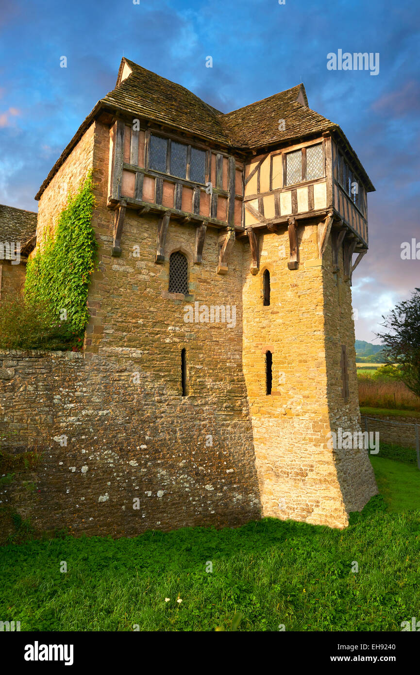 La torre norte con entramados de madera construida en el 1280s, Stokesay Castle, Shropshire, Foto de stock
