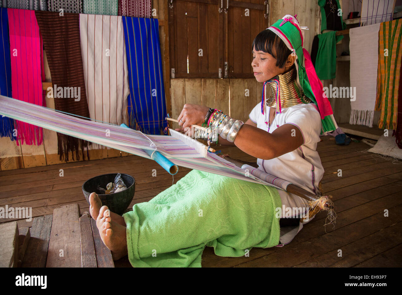 Cuello largo Padong Mujer tejiendo, Inle Lake Village, Myanmar Foto de stock
