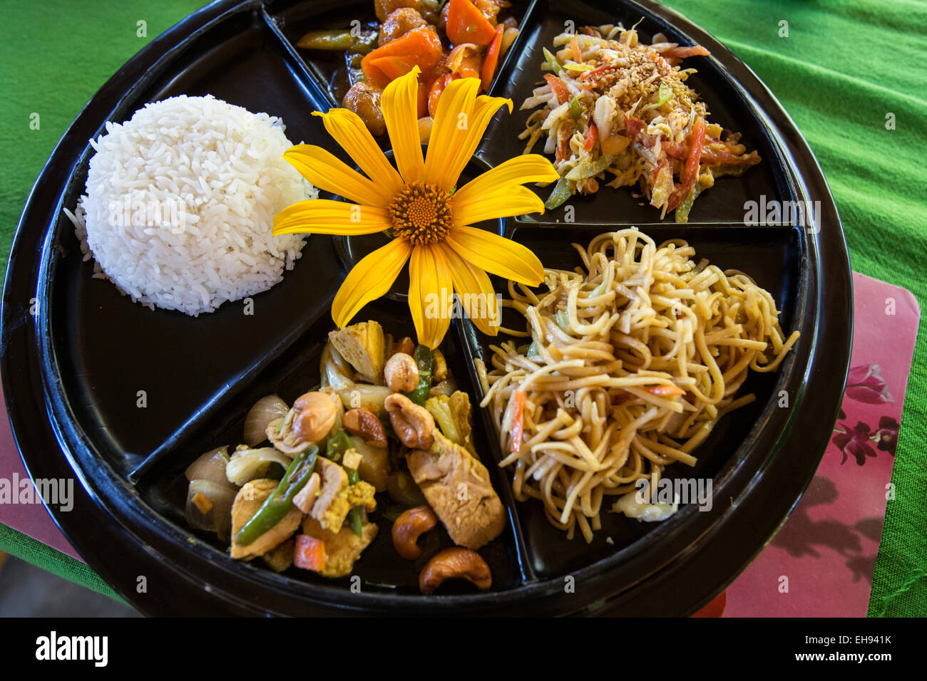 Plato de comida típica birmana, Lago Inle, Myanmar Foto de stock