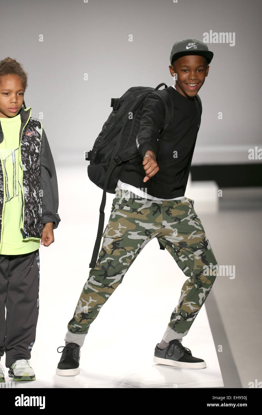 Los niños modelos a pie la pista de aterrizaje en la Nike Levi's Kids  Fashion show durante el Mercedes-Benz Fashion Week Fall 2015 Fotografía de  stock - Alamy