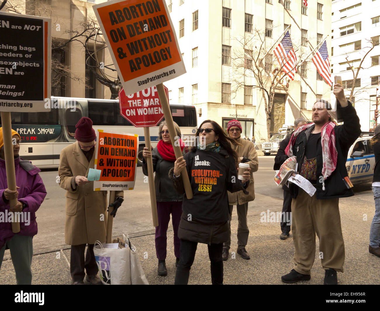 Día Internacional de la mujer protesta en frente de la Catedral de San Patricio en Nueva York, 8 de marzo de 2015. Foto de stock