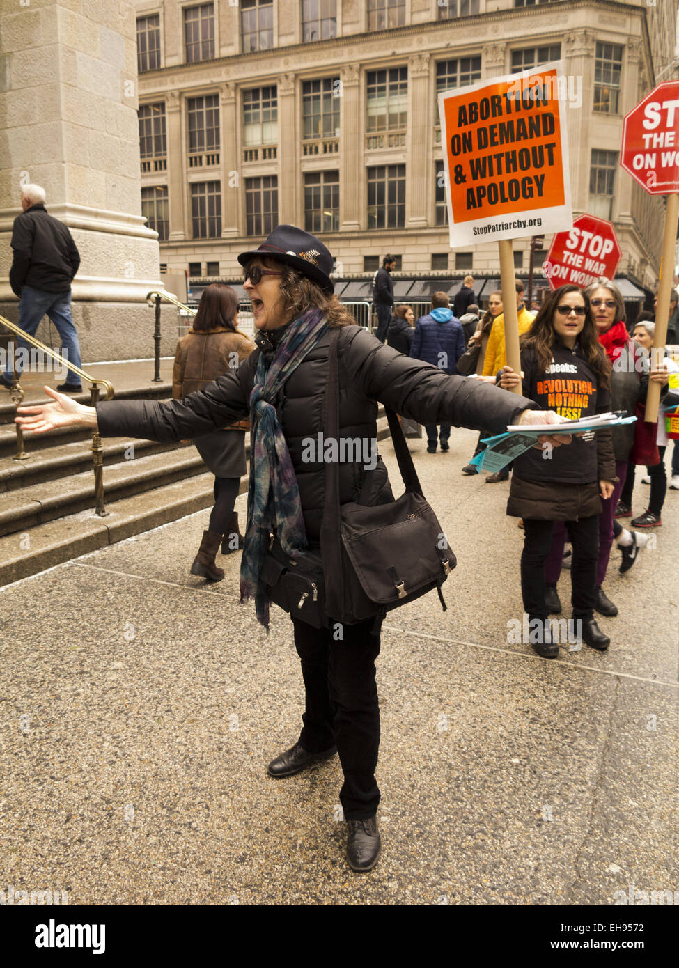 Día Internacional de la mujer protesta en frente de la Catedral de San Patricio en Nueva York, 8 de marzo de 2015. Foto de stock