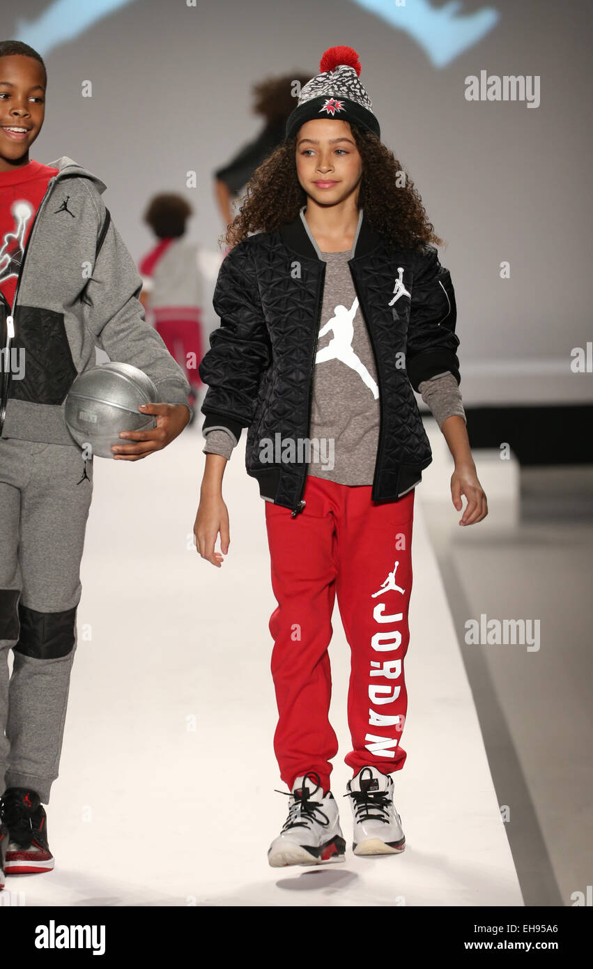 Modelos a pie la pista de aterrizaje en la Nike Levi's Kids Fashion show  durante la Semana de la moda de Mercedes-Benz Fotografía de stock - Alamy