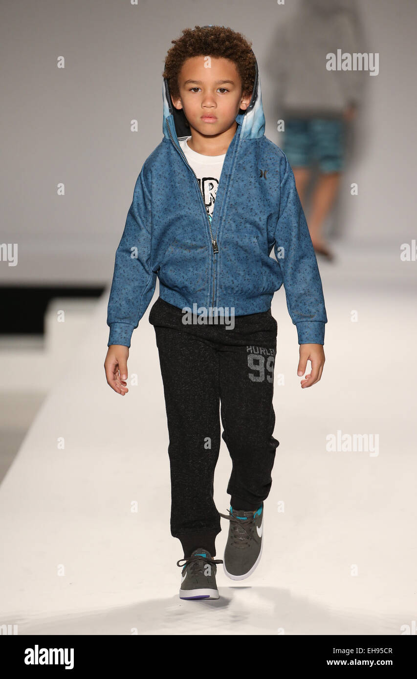 Niño modelo camina sobre la pista de aterrizaje en el Nike Levi's Kids  Fashion show durante el Mercedes-Benz Fashion Week Fall 2015 Fotografía de  stock - Alamy
