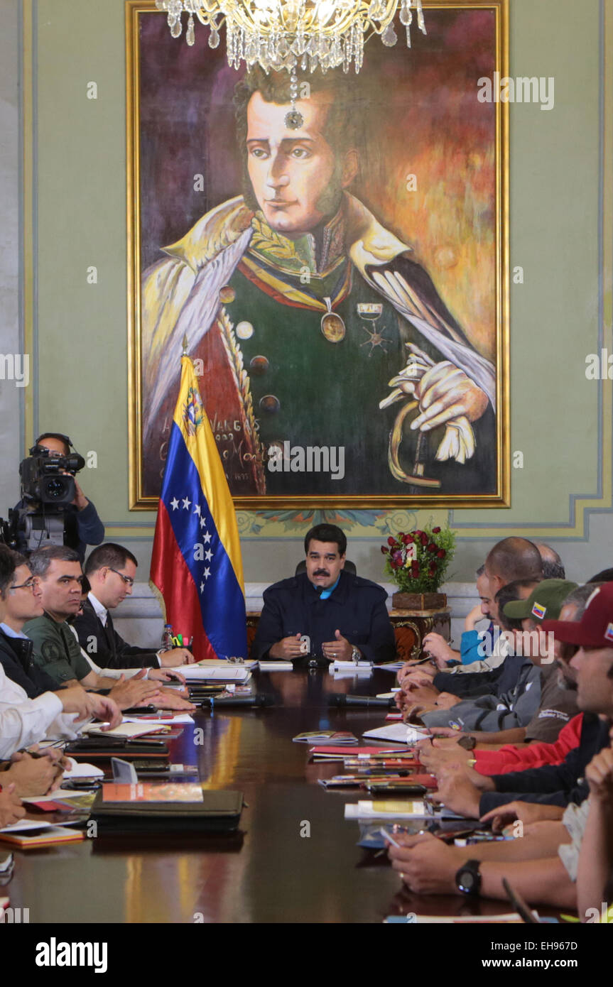 Caracas, Venezuela. 9 Mar, 2015. Imagen proporcionada por la Presidencia de  Venezuela, muestra al presidente venezolano, Nicolás Maduro (C), ofreciendo  una declaración en una cadena nacional de radio y televisión, en el