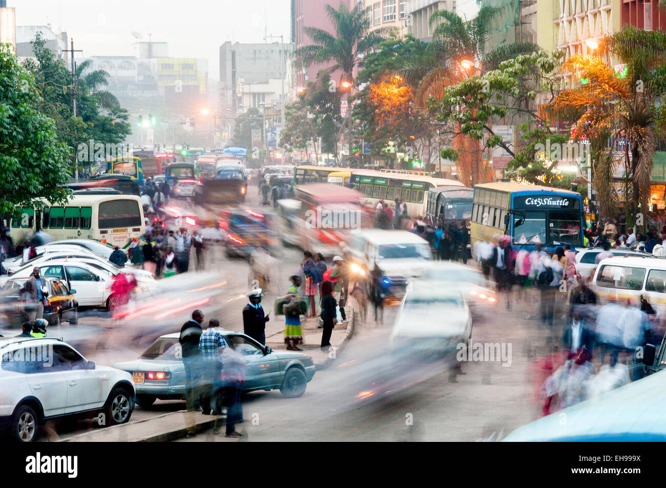 La hora pico de tráfico en Tom Mboya Avenue, Nairobi, Kenia Foto de stock