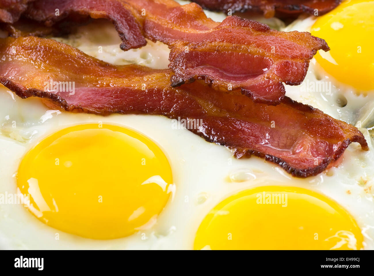 Cerrar bacon y huevos fritos. Foto de stock