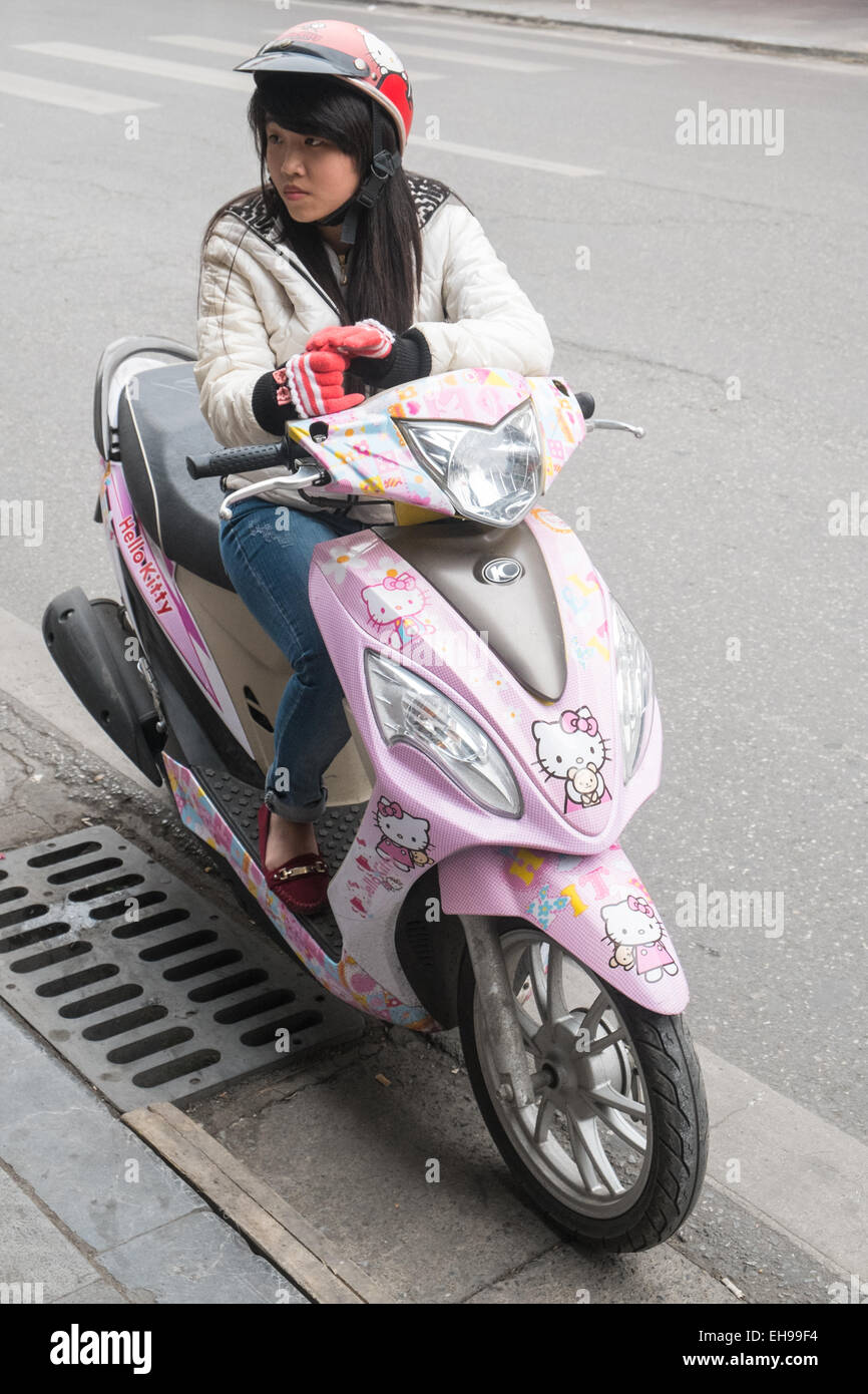 Mujer joven con diseño de Hello Kitty,scooter moto. Scooters, la  contaminación, el ruido, el tráfico, Hanoi, Hanoi, Vietnam,Asia,Asiática  Fotografía de stock - Alamy