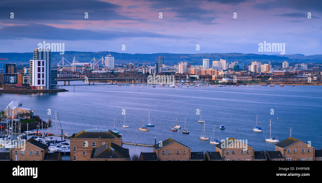 Vistas a la bahía de Cardiff Cardiff Gales Foto de stock