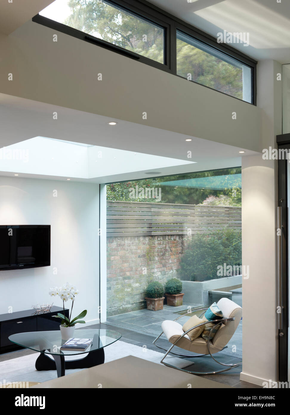 Salon Con Sillon Y Tv De Pantalla Plana Con Vistas A Traves De Una