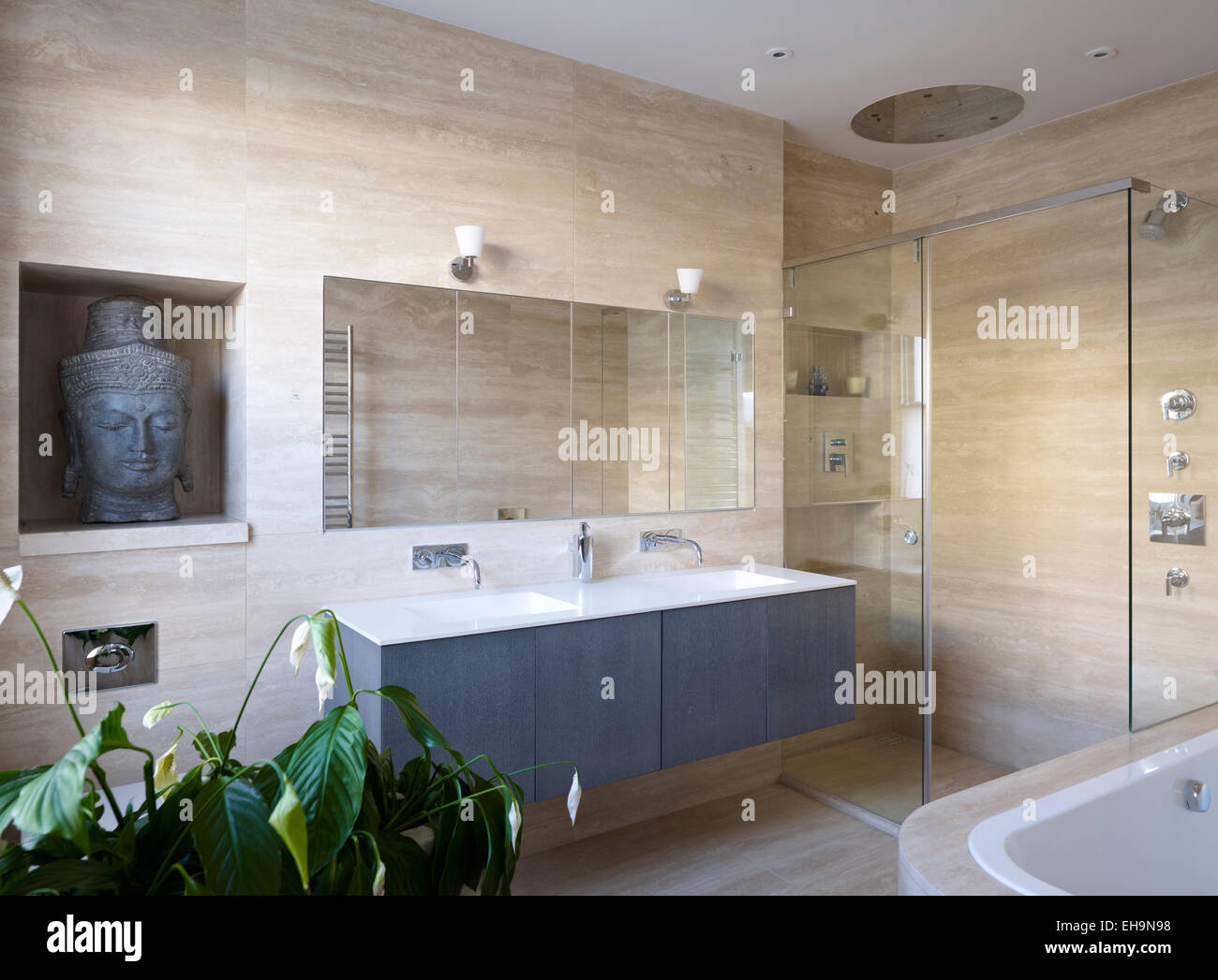 Cuarto de ducha y baño con lavabo doble en el cuarto de baño de ... Cuarto de ducha y baño con lavabo doble en el cuarto de baño de ...