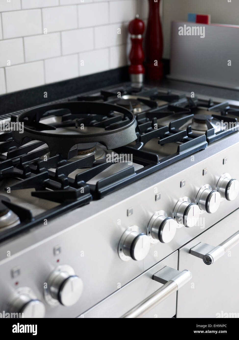 Cocina blanca con rango de microondas y televisor montado en la pared en  Hanne Davidsen renovación de viviendas, Silkesborg, Dinamarca Fotografía de  stock - Alamy