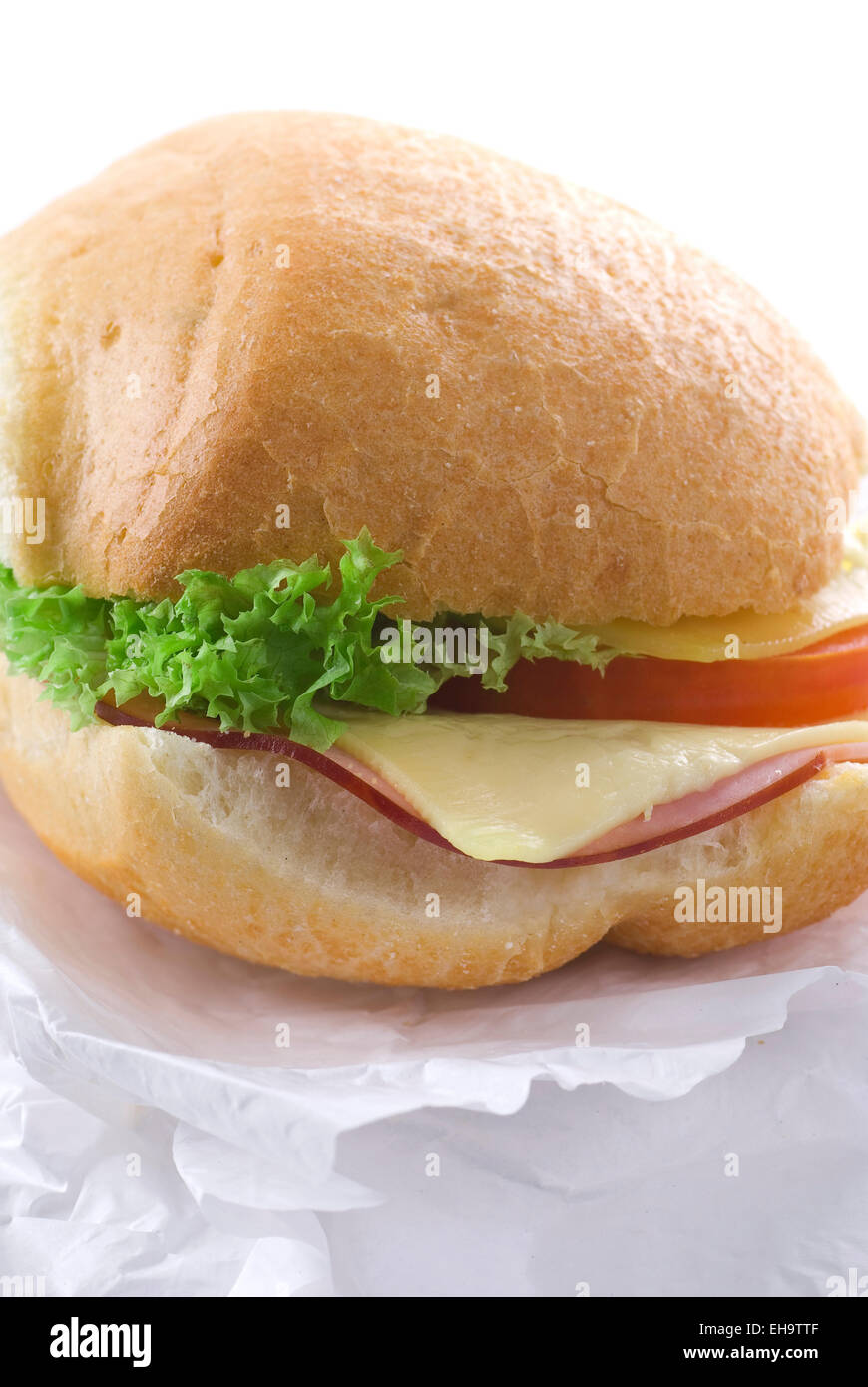 Sándwich de jamón y queso sobre papel absorbente. Foto de stock