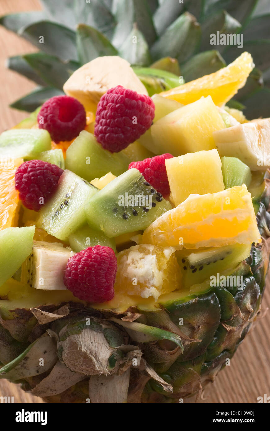 Ensalada de frutas servido en una piña. Foto de stock