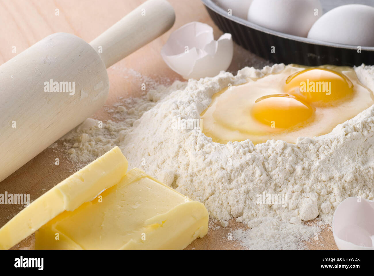 Ingredientes para hornear. Harina, huevo y mantequilla. Foto de stock