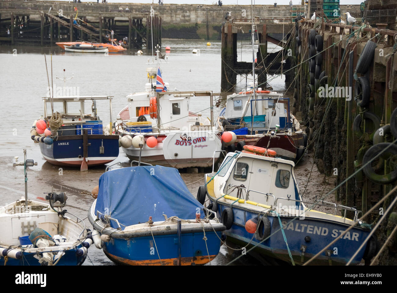 BRIDLINGTON, Inglaterra - 21 de julio : barcas varadas en la arena durante la marea baja, el 21 de julio de 2013 en el Gallinero, Bridlington Harbour Foto de stock