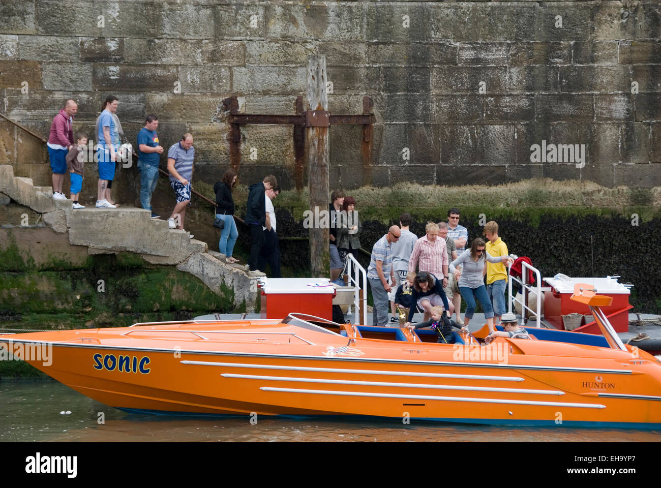 BRIDLINGTON, Inglaterra - 21 de julio : Sonic cargas pasajeros para un tour en bote de alta velocidad el 17 de julio de 2013 en Bridlington Harbour, RU Foto de stock