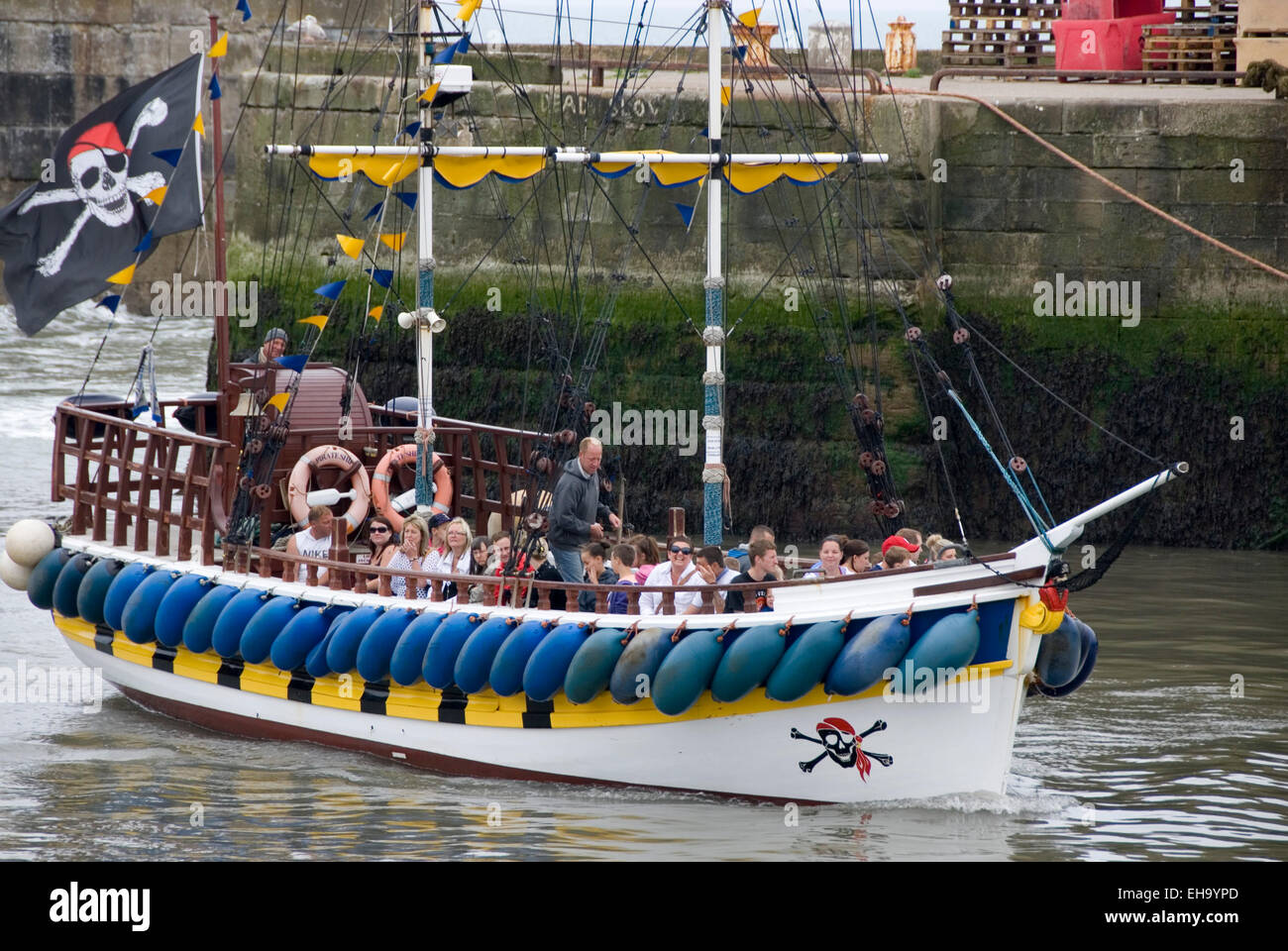 BRIDLINGTON, Inglaterra - 21 de julio: barco pirata lleno de pasajeros sale del puerto para un paseo frente al mar el 17 de julio de 2013 en Bridlin Foto de stock