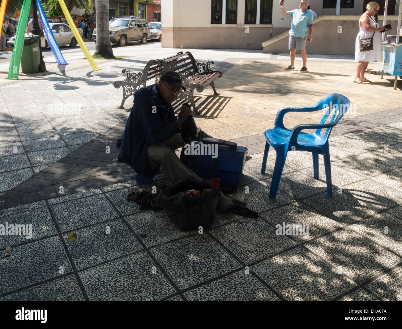 Hombre Dominicano zapatos brillantes Parque Independencia de la ciudad de  Puerto Plata, República Dominicana Fotografía de stock - Alamy