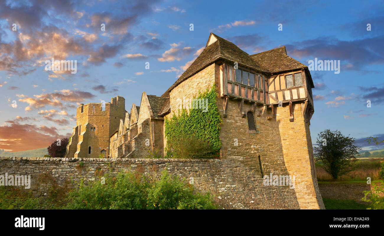 La torre norte con entramados de madera construida en el 1280s, Stokesay Castle, Shropshire, Inglaterra Foto de stock