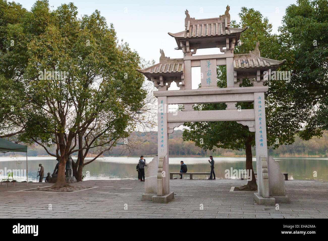 Hangzhou, China - Diciembre 4, 2014: Antigua puerta de piedra tradicional chino en la costa del lago del Oeste, el famoso parque de la ciudad de Hangzhou c Foto de stock