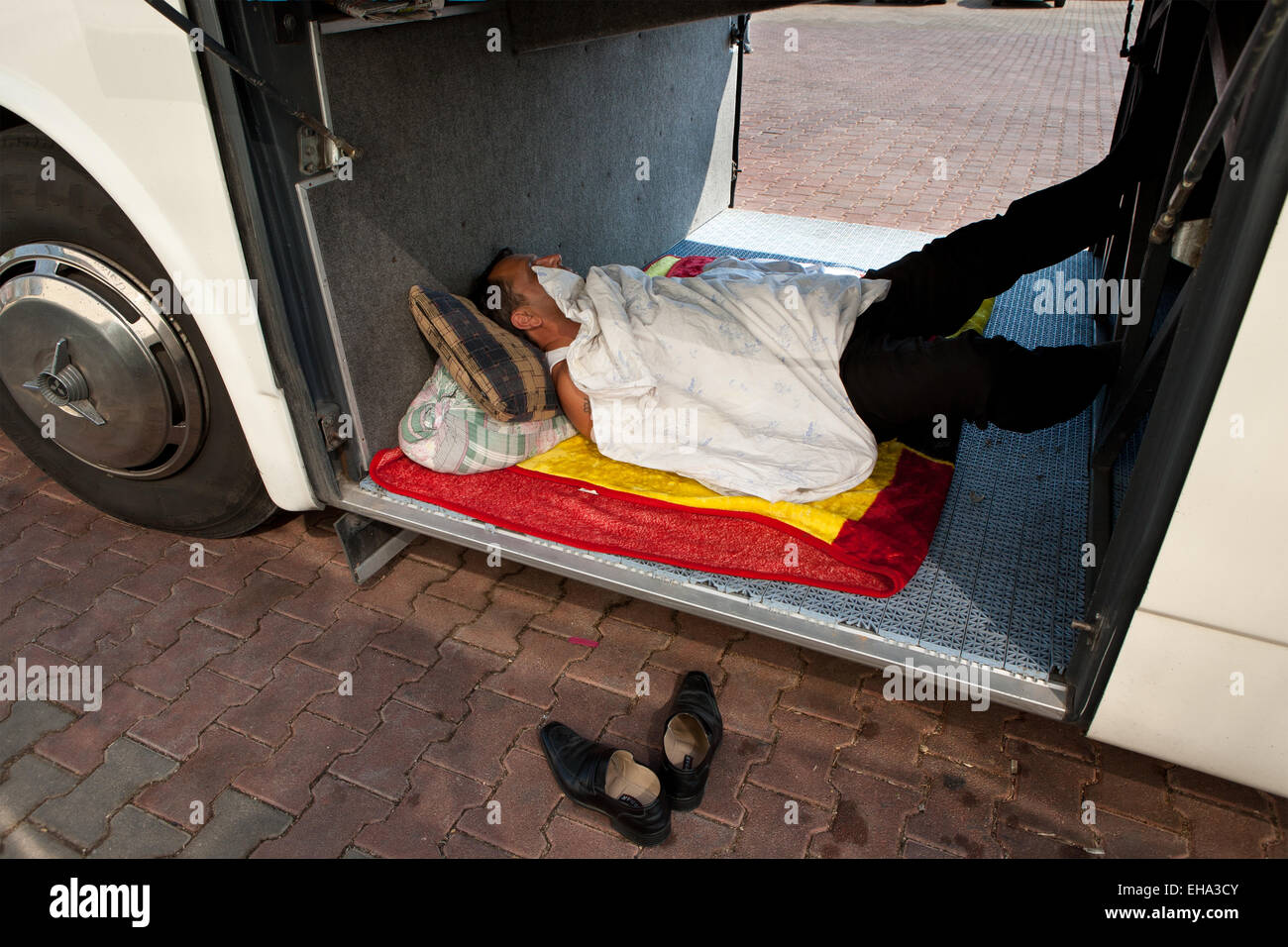 Hombre turco tomando una siesta en el maletero del bus Foto de stock