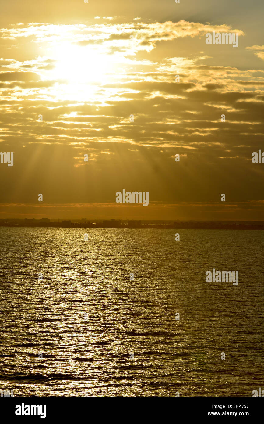 Sunset del reflejo en el agua Foto de stock