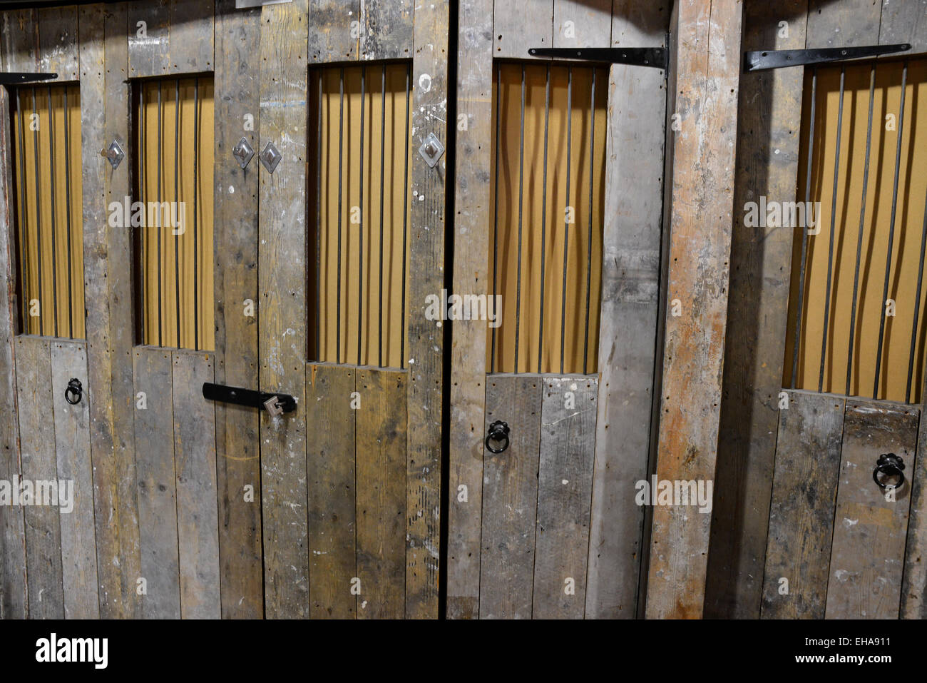 Puerta de madera antigua con barras de metal con luz natural Foto de stock