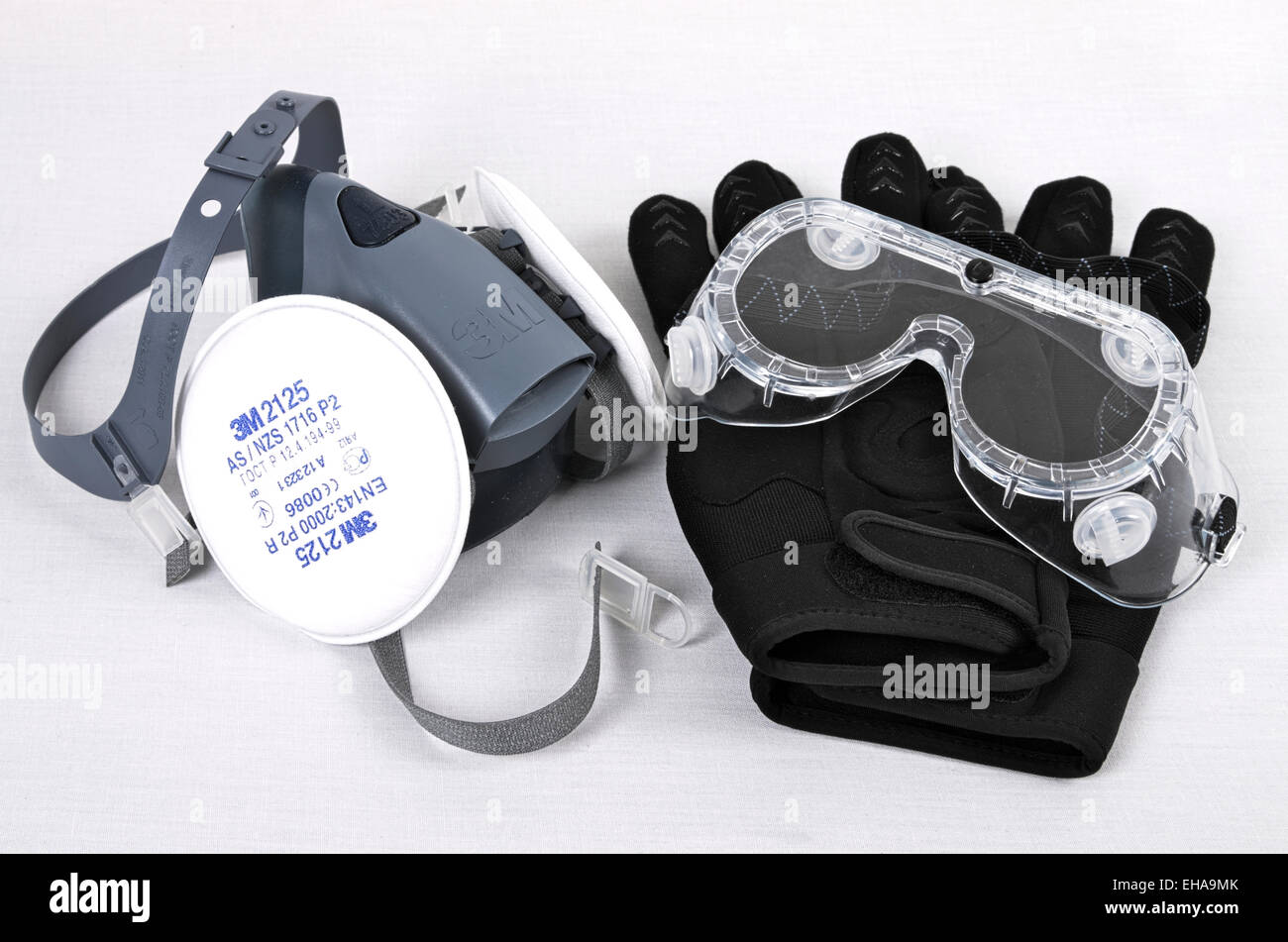 Equipo de seguridad respirador gafas y guantes Foto de stock