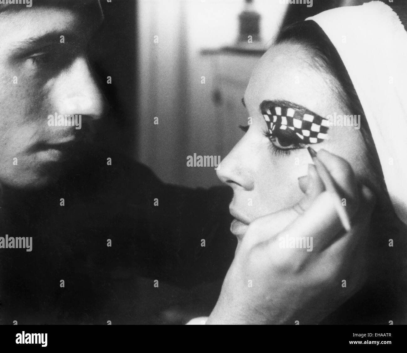 Elsa Martinelli, maquillaje aplicado en el plató de la película "La décima víctima" (aka la decima Vittima), 1965 Foto de stock