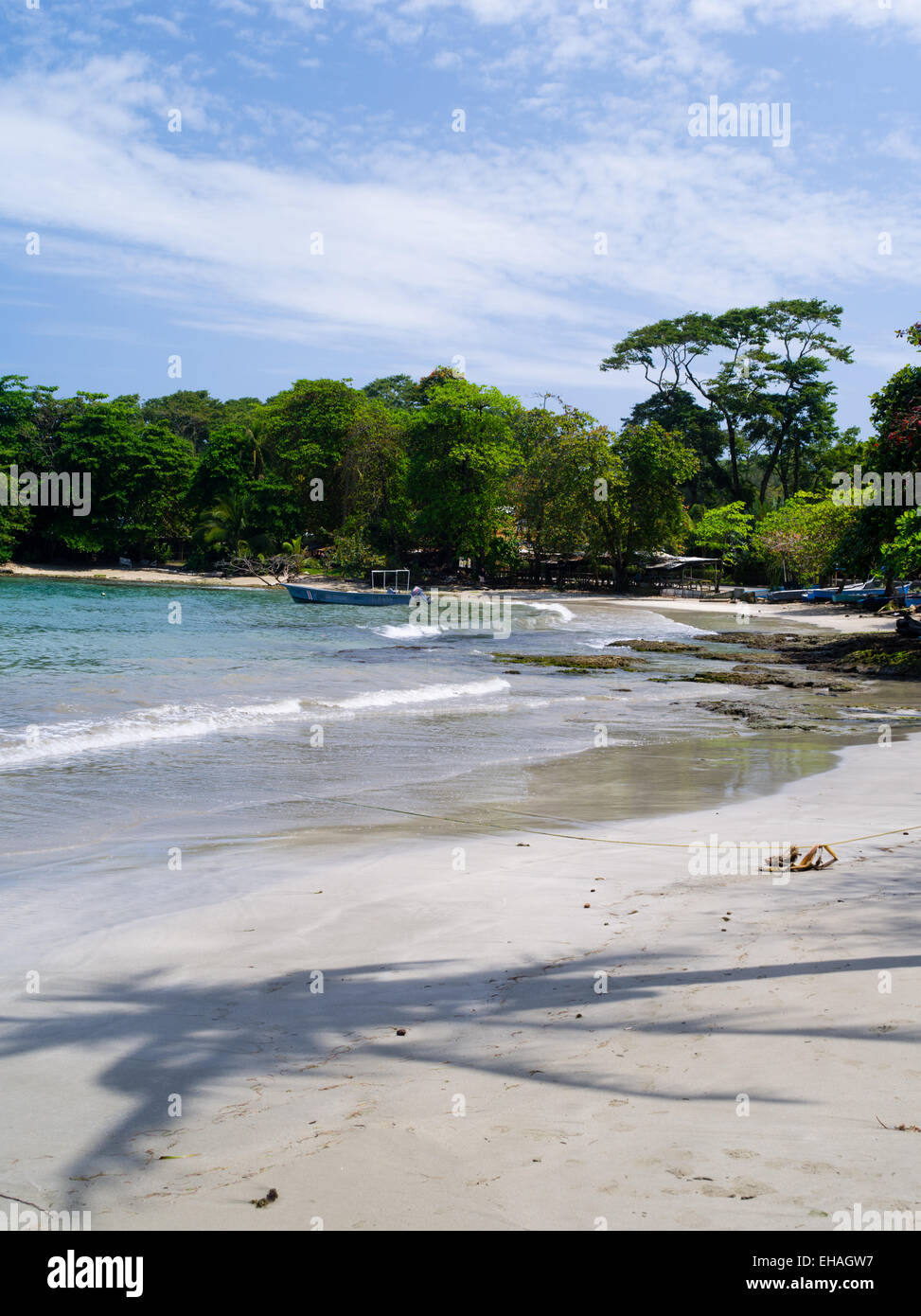Un tiempo perezoso en la playa de Puerto Viejo, Limón, Costa Rica  Fotografía de stock - Alamy