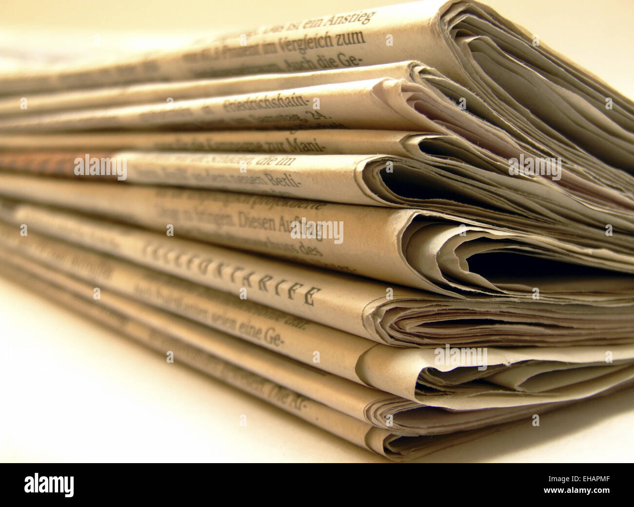 Stapel Zeitungen / Prensa Foto de stock