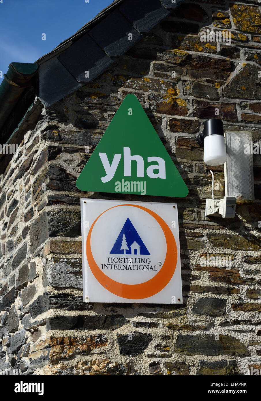 El YHA y logotipos en el Hostelling International Youth Hostel en Boscastle, Cornualles, en el Reino Unido. Foto de stock