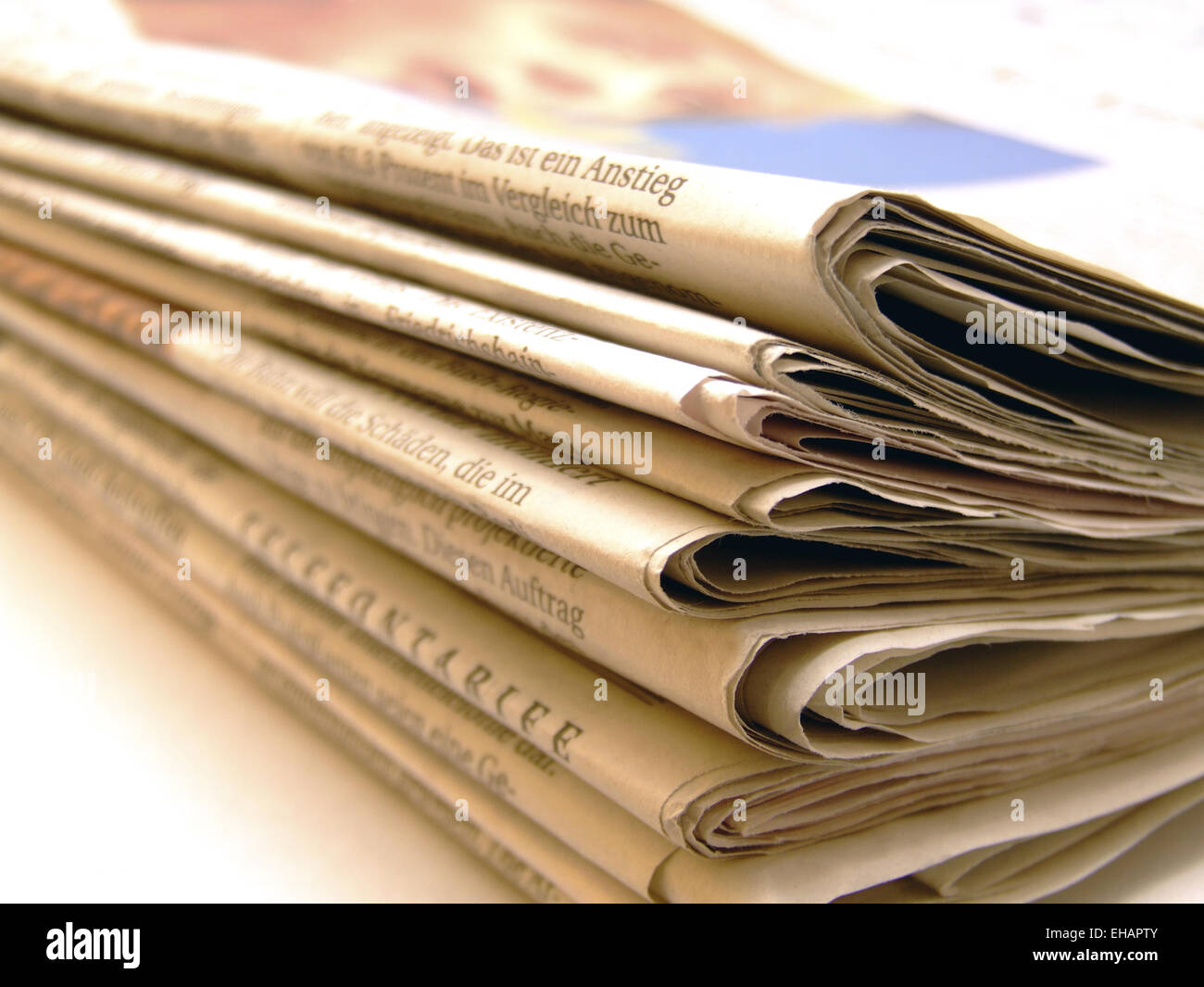Stapel Zeitungen / Prensa Foto de stock