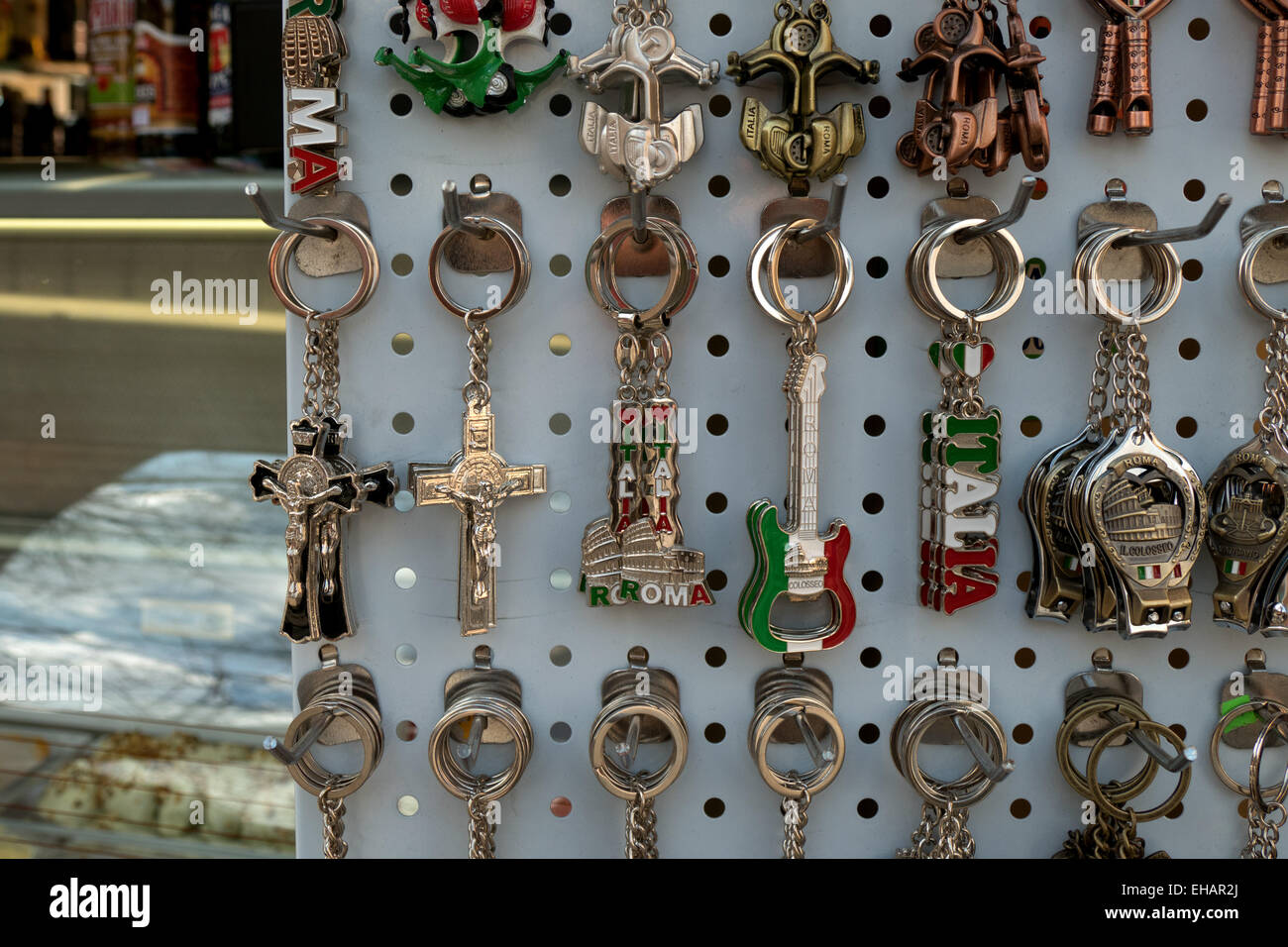 Tienda de souvenir, regalo, presente, objeto, llave de cadena. Roma, Italia,  Roma, Italia, ciudad italiana Fotografía de stock - Alamy