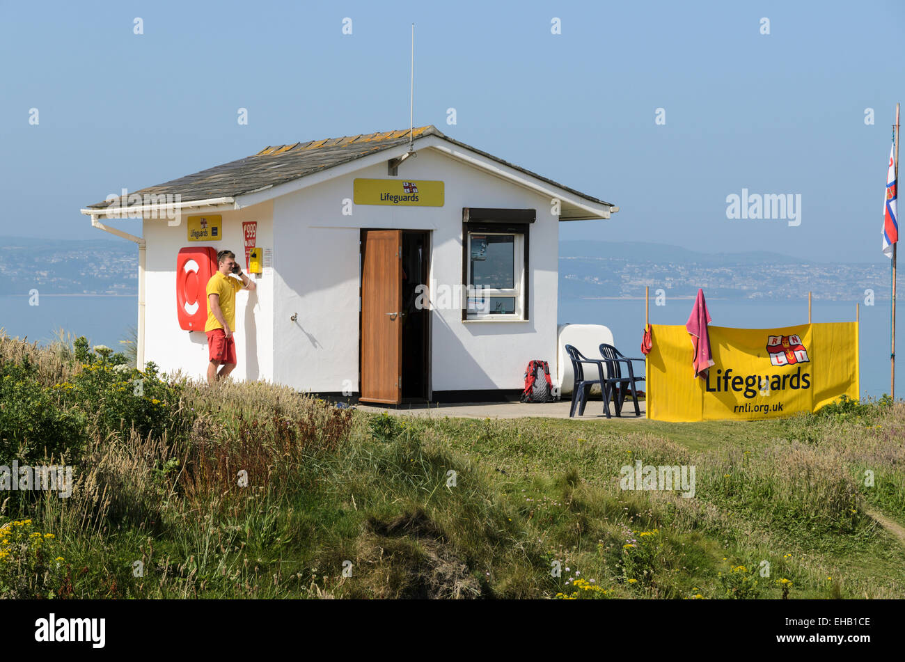 La estación de vigilante de la playa en Playa Gwithian, Cornwall es operado por el Reino Unido (Royal National salvavidas RNLI Institución) Foto de stock