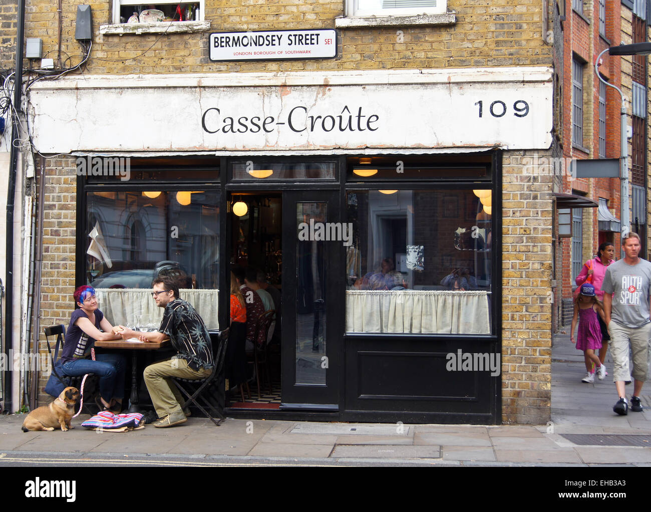 Las manos de una pareja fuera Casse-Croûte bistro, Bermondsey Street, Londres, Inglaterra, Bermondsey cerveza milla Foto de stock