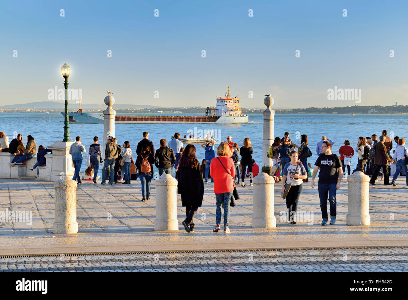 Portugal, Lisboa: gente disfrutando en Riverside Quay tajo en la Praca do Comercio Foto de stock