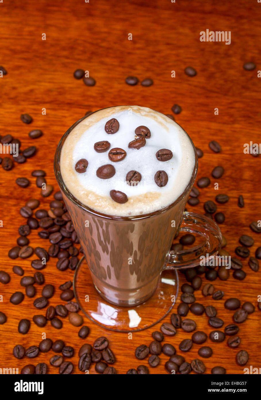 Café a la mesa de teca con frijoles Foto de stock