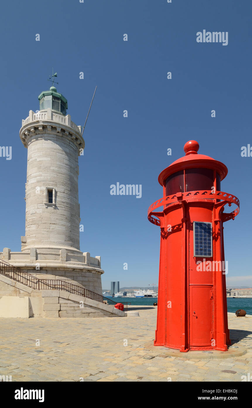 Faros de la descomposición del agua a la entrada del puerto de Marsella o ver el puerto de Marsella Francia Foto de stock