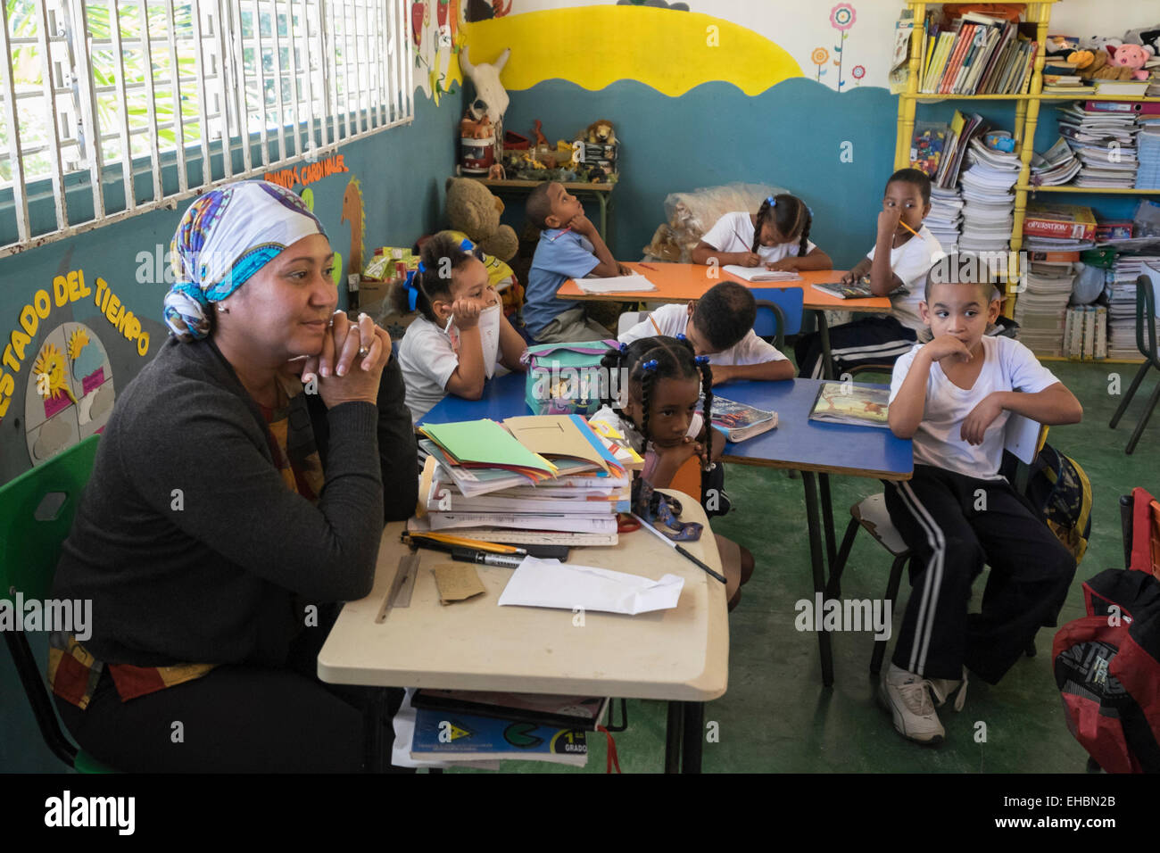 Maestro De Escuela Primaria Con Niños Que Estudian En El Aula De Una