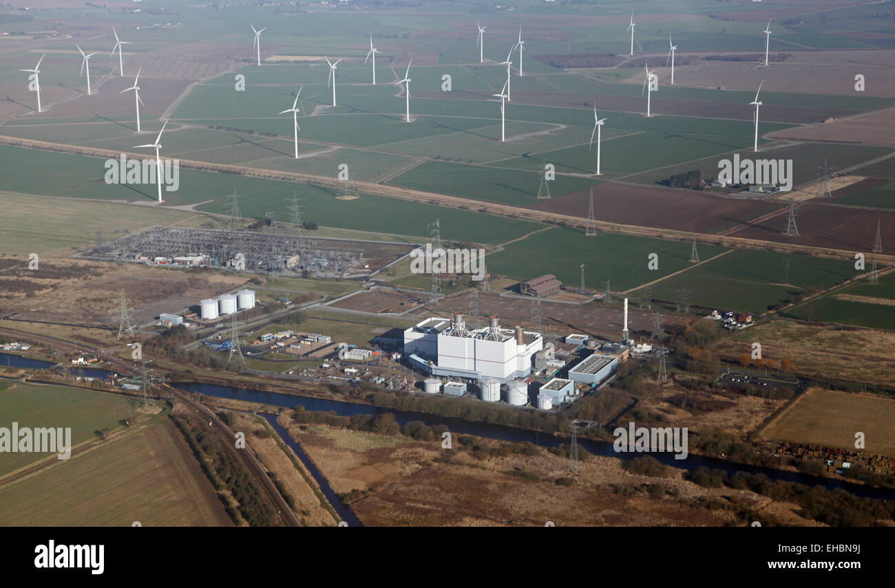 Vista aérea de Keadby Power Station (gas) y un parque eólico, Lincolnshire, Reino Unido Foto de stock