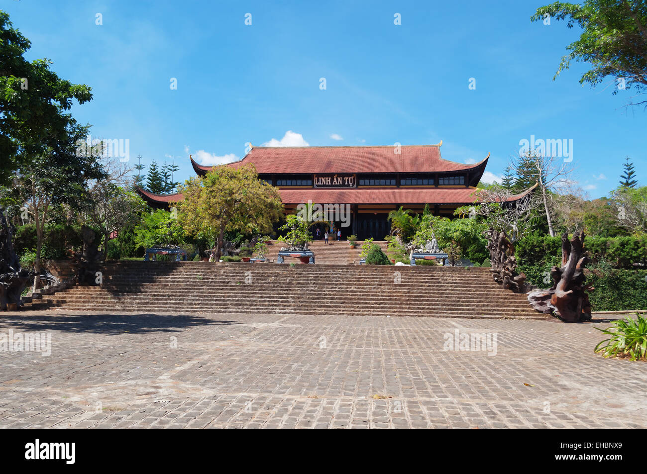 Una pagoda Linh con gran Buda feliz. Da Lat. Vietnam. Una pagoda Linh