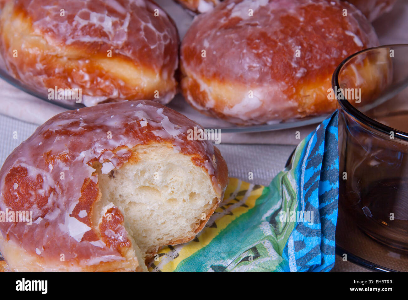 Deliciosos buñuelos rellenos con mermelada con una capa de azúcar glas Foto de stock