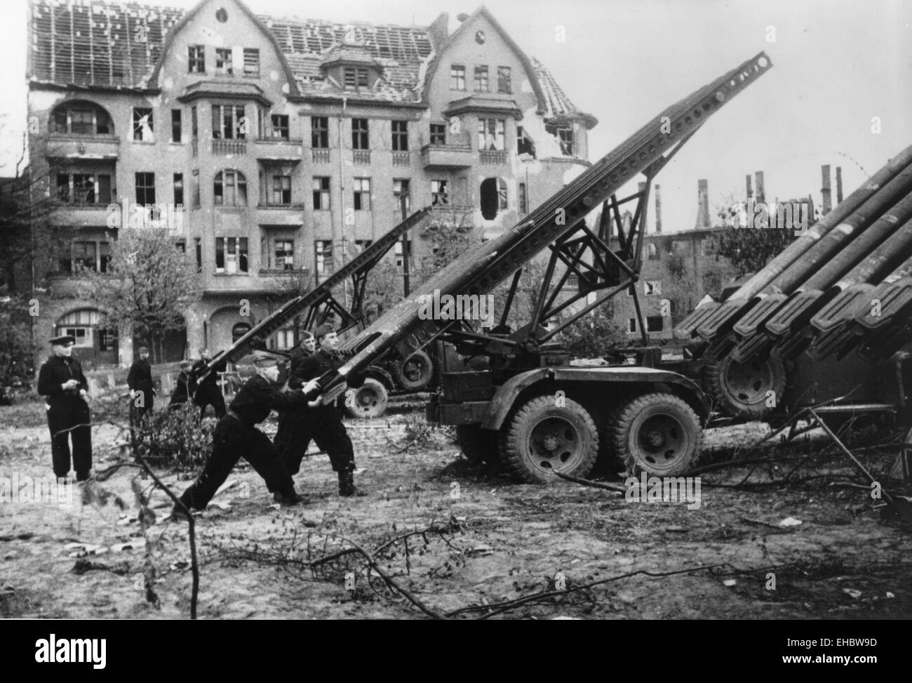 KATYUSHA soviético (Stalin) Órgano lanzacohetes siendo cargado en los suburbios de Berlín en abril de 1945. Foto de stock