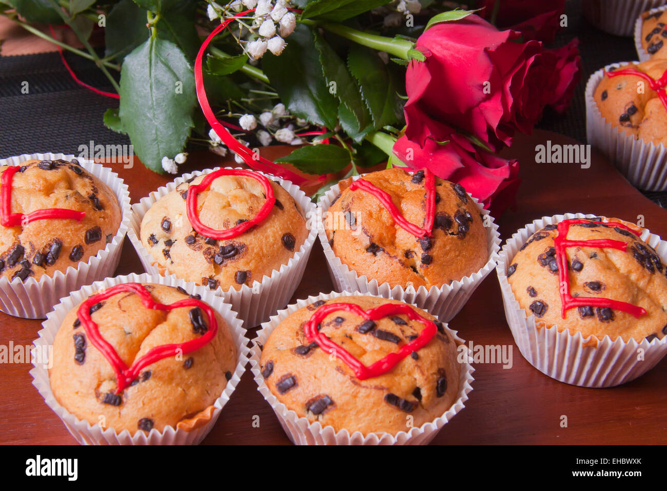 Magdalenas, chocolate magdalenas decoradas con chocolate e inscripciones Foto de stock