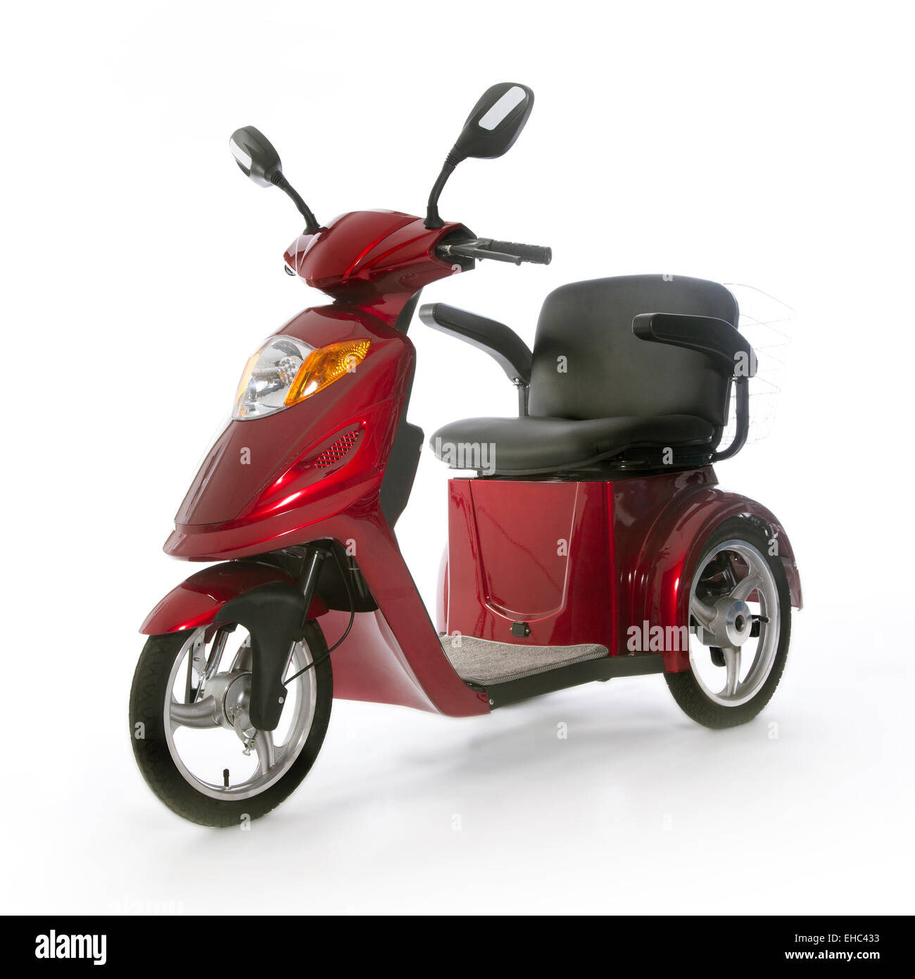 Genérico scooter de movilidad eléctrica para minusválidos o personas  mayores contra fondo blanco en studio Fotografía de stock - Alamy