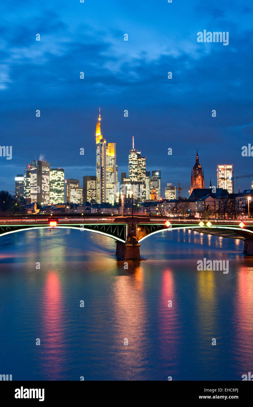 El río Main, Ignatz Bubis Puente Dom, Catedral y los rascacielos de Frankfurt, el distrito de negocios de Frankfurt, Alemania, Europa Foto de stock