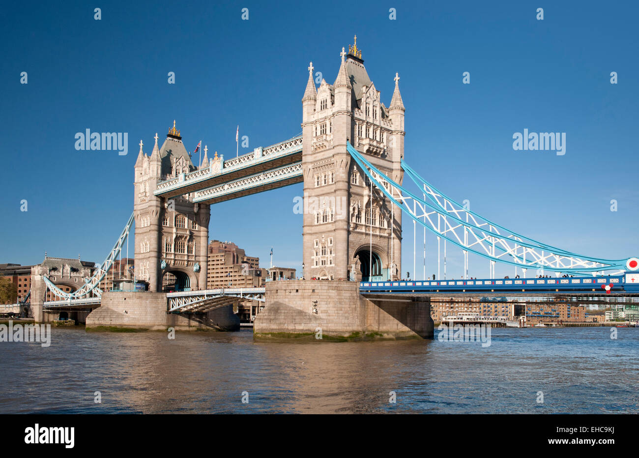 El Tower Bridge y el río Támesis, Londres, Inglaterra, Reino Unido. Foto de stock