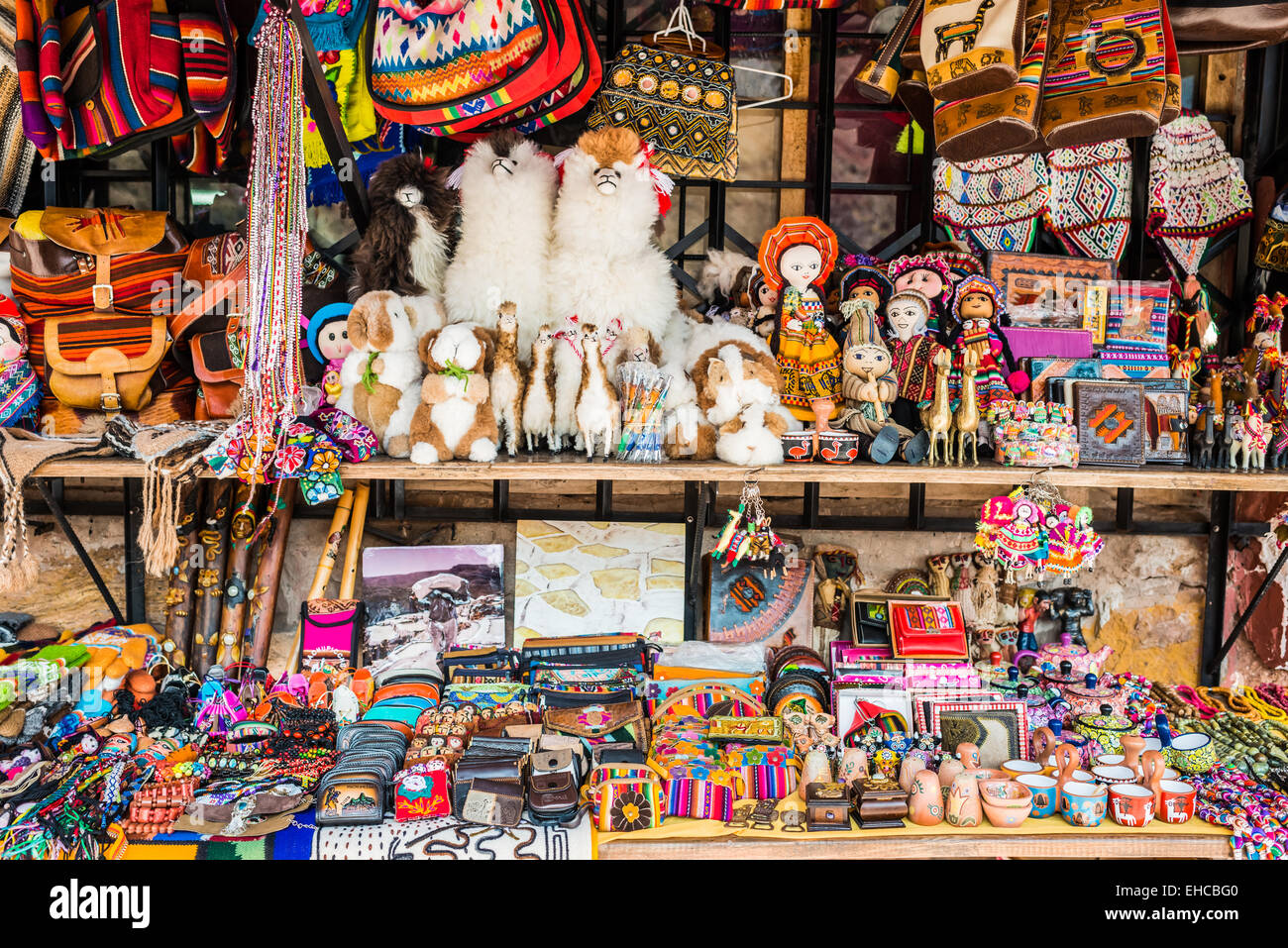 Souvenirs artesanales tradicionales en los Andes peruanos, a Cusco Peru  Fotografía de stock - Alamy